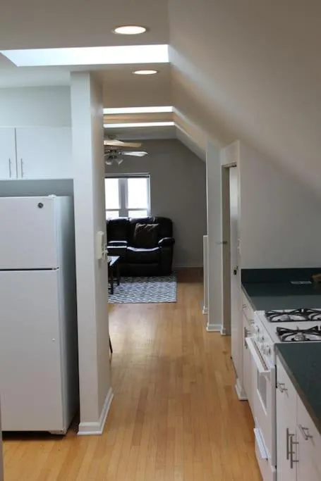 Image 5 of Lincoln Park Living – 3 Queen Beds – Sleeps 6