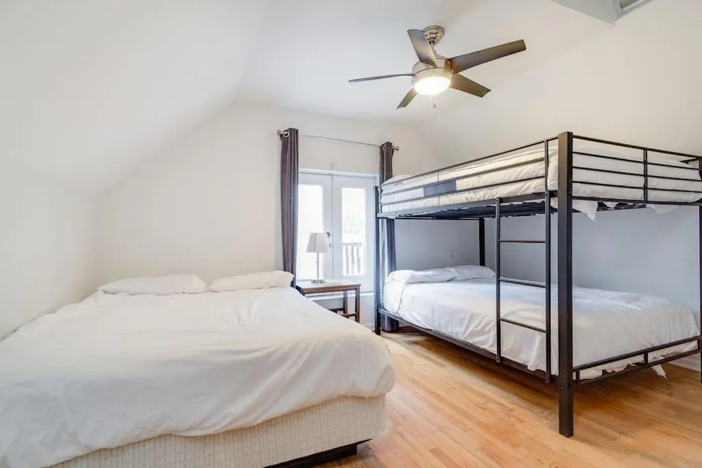 Image 6 of Lincoln Park Living – 3 Queen Beds – Sleeps 6
