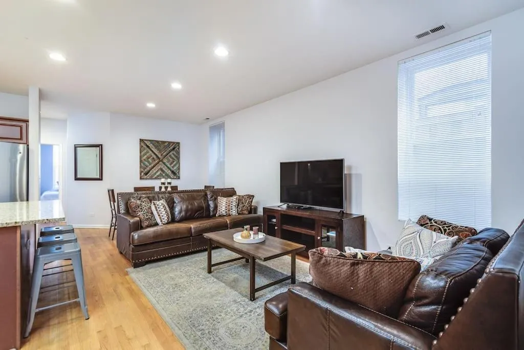 Image of Lincoln Park Living – Suite 1
