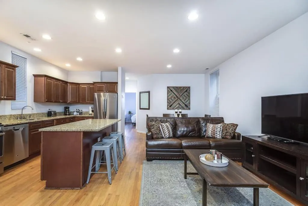 Image 3 of Lincoln Park Living – Suite 1