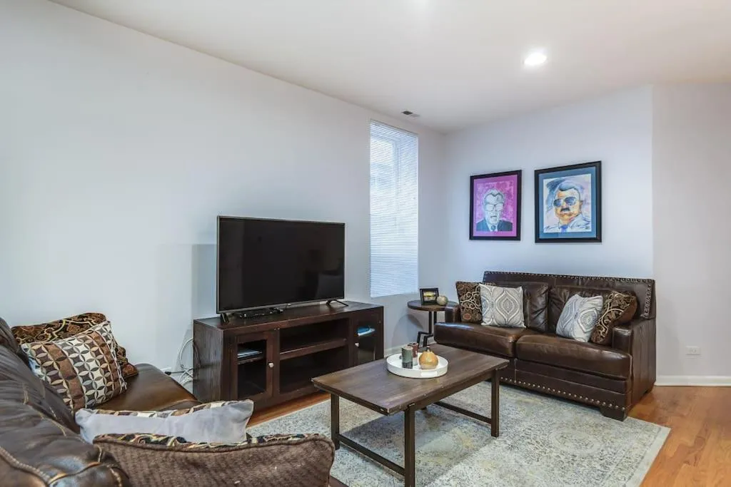 Image 4 of Lincoln Park Living – Suite 1