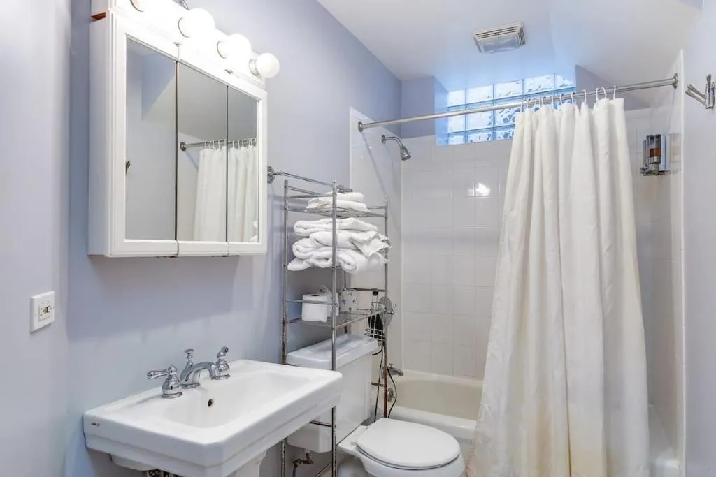 Image 2 of Lincoln Park Living – Suite 1