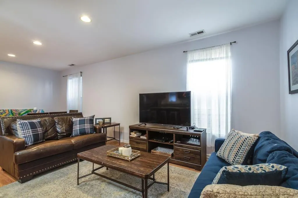 Image of Lincoln Park Living – Suite 2