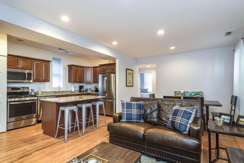 Image 3 of Lincoln Park Living – Suite 2
