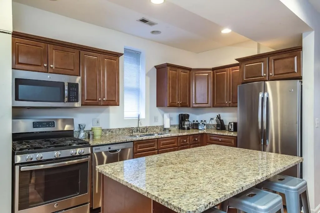 Image 6 of Lincoln Park Living – Suite 2