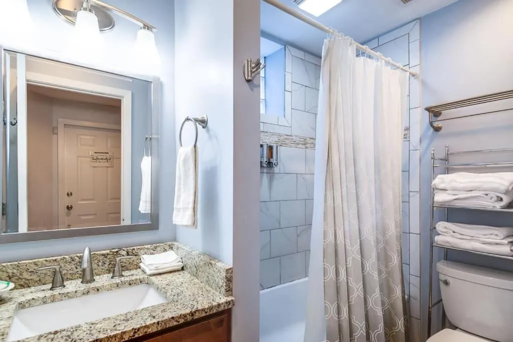 Image 2 of Lincoln Park Living – Suite 2