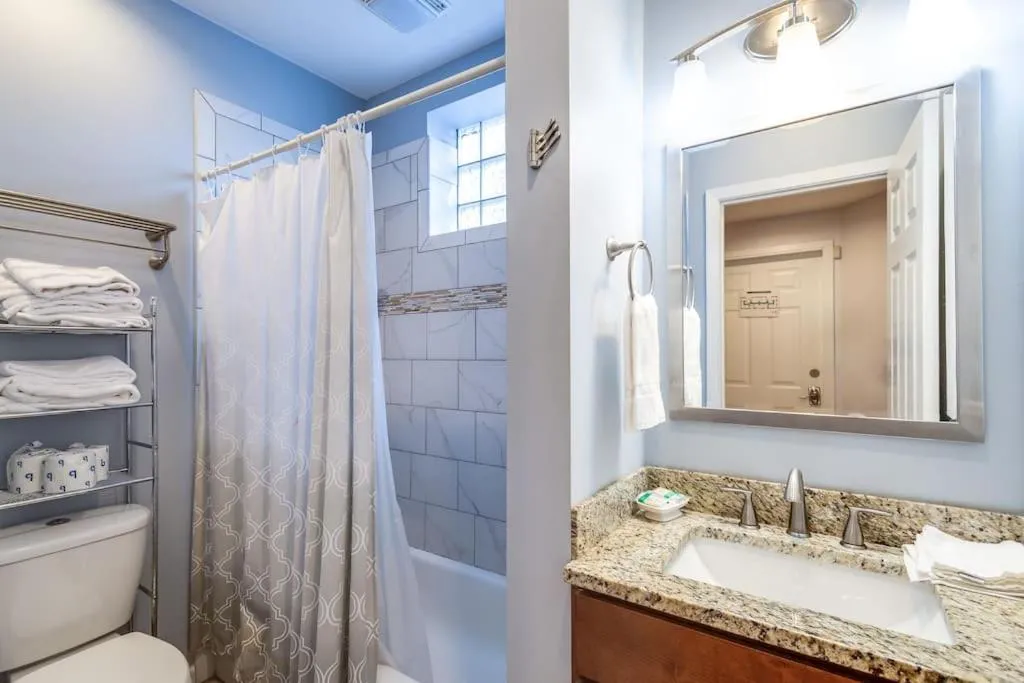Image 5 of Lincoln Park Living – Suite 2