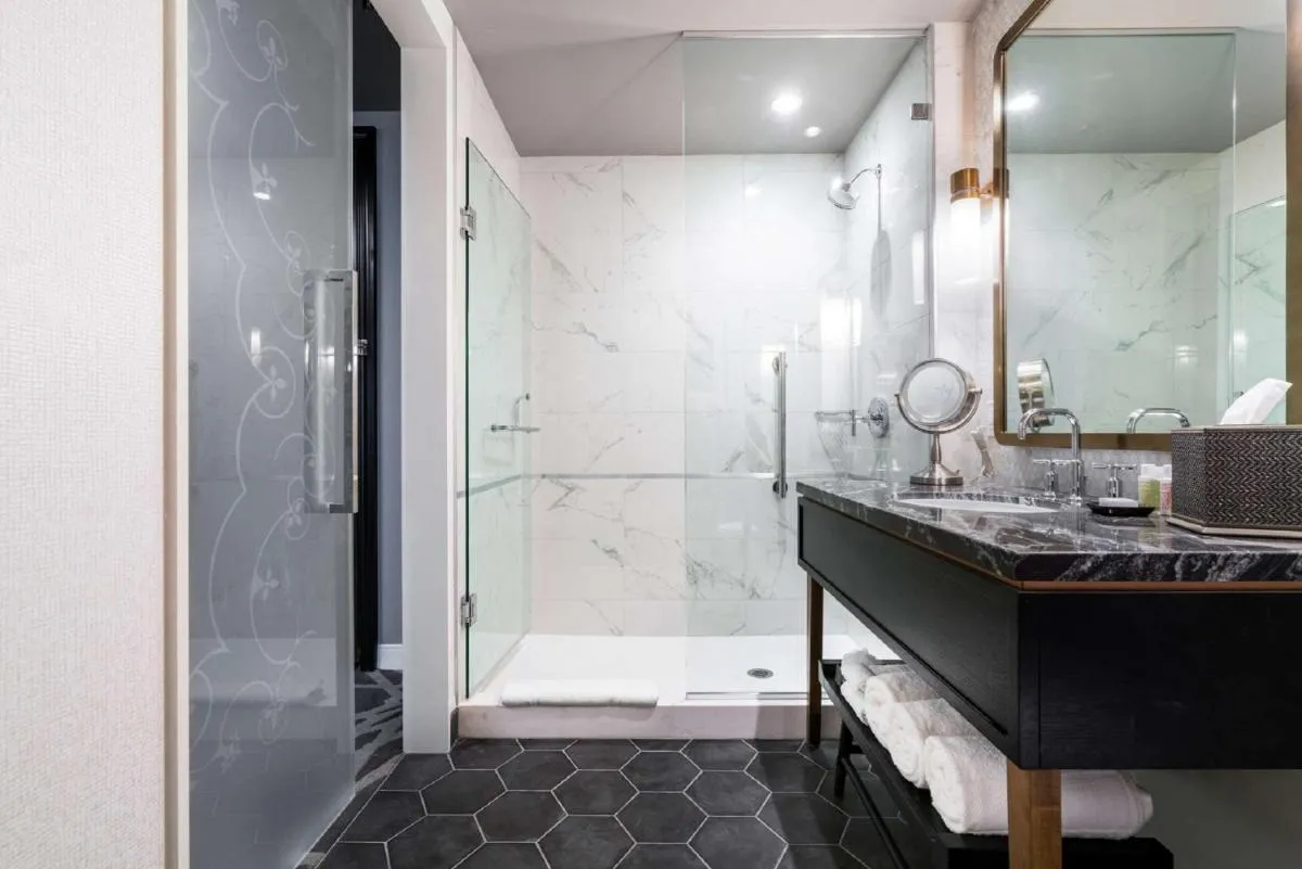 Image 2 of LondonHouse Chicago, Curio Collection by Hilton