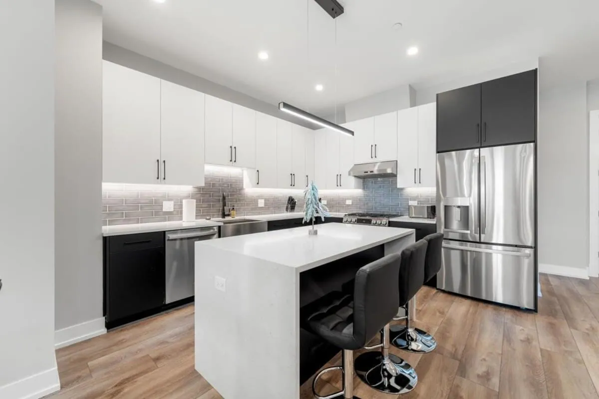 Image 2 of Lovely 3bed 3bath Brand New Apt w 4 beds & Balcony