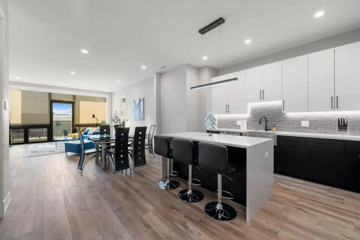 Image 5 of Lovely 3bed 3bath Brand New Apt w 4 beds & Balcony