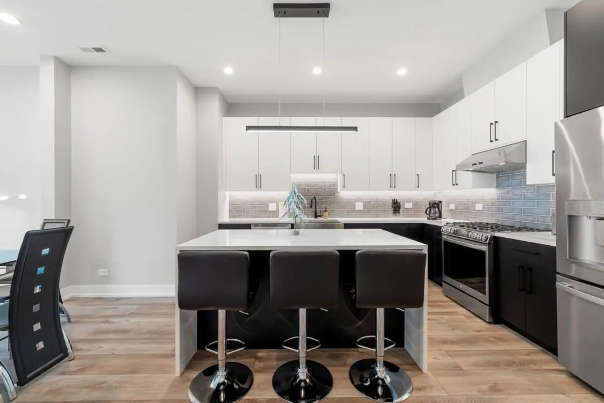 Image 6 of Lovely 3bed 3bath Brand New Apt w 4 beds & Balcony