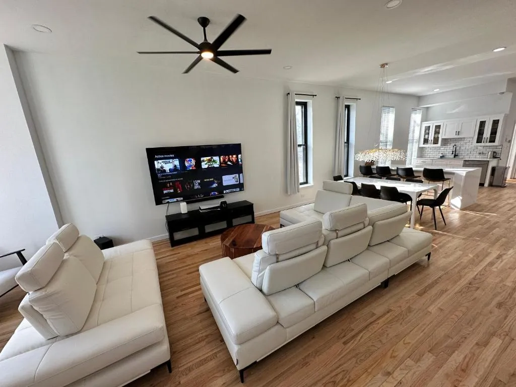 Image of Luxe Spacious SFH in Bucktown with Secure Parking