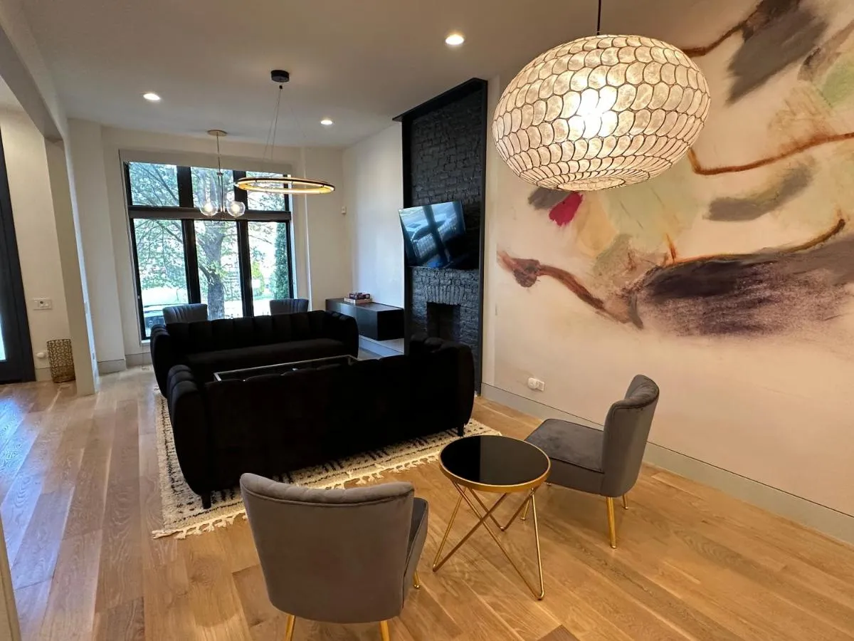 Image 3 of Luxe Urban Retreat Near United Center