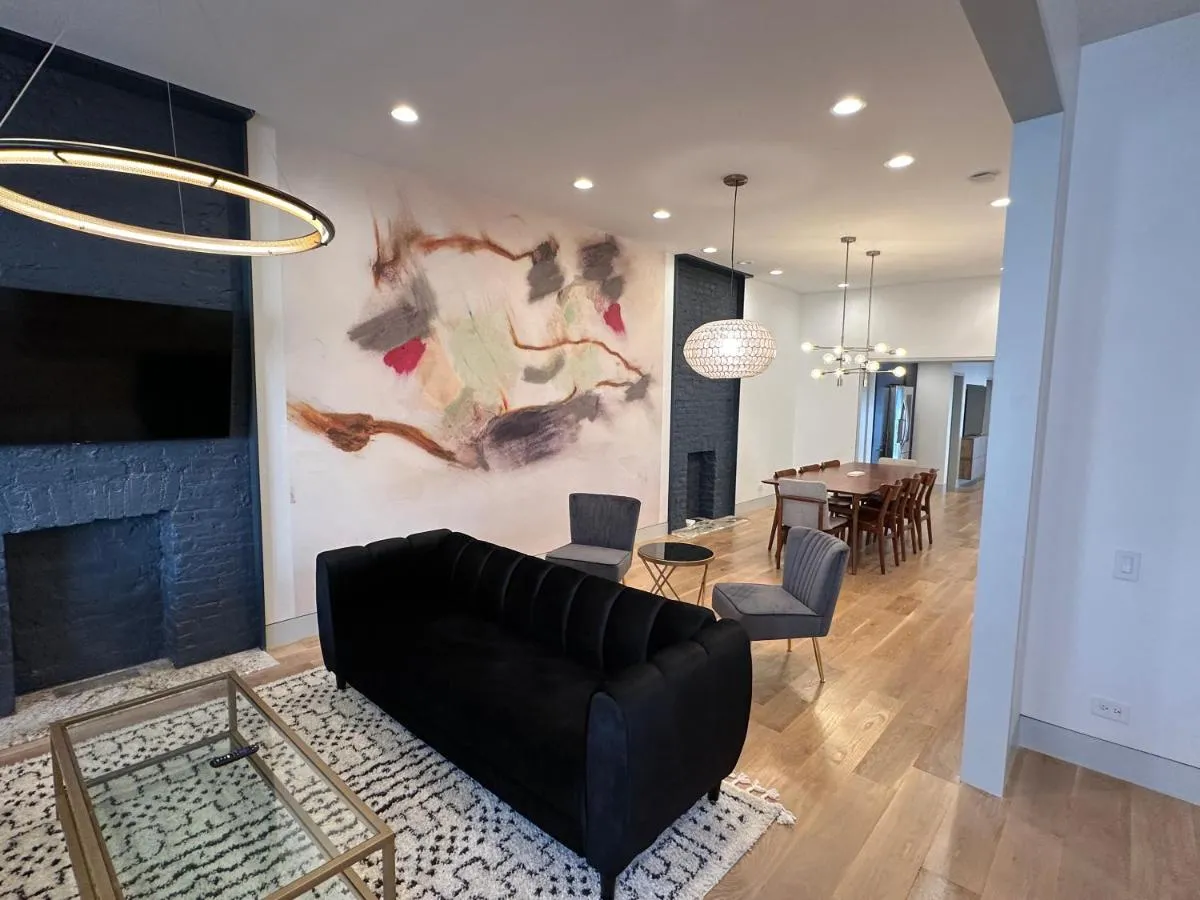 Image 4 of Luxe Urban Retreat Near United Center