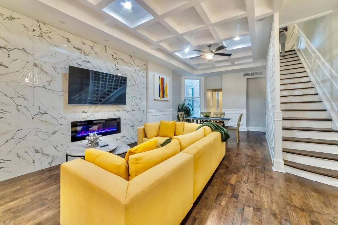 Image of Luxury Chicago TH is a 10-minute drive to DWTN, perfect for city access RSV Now
