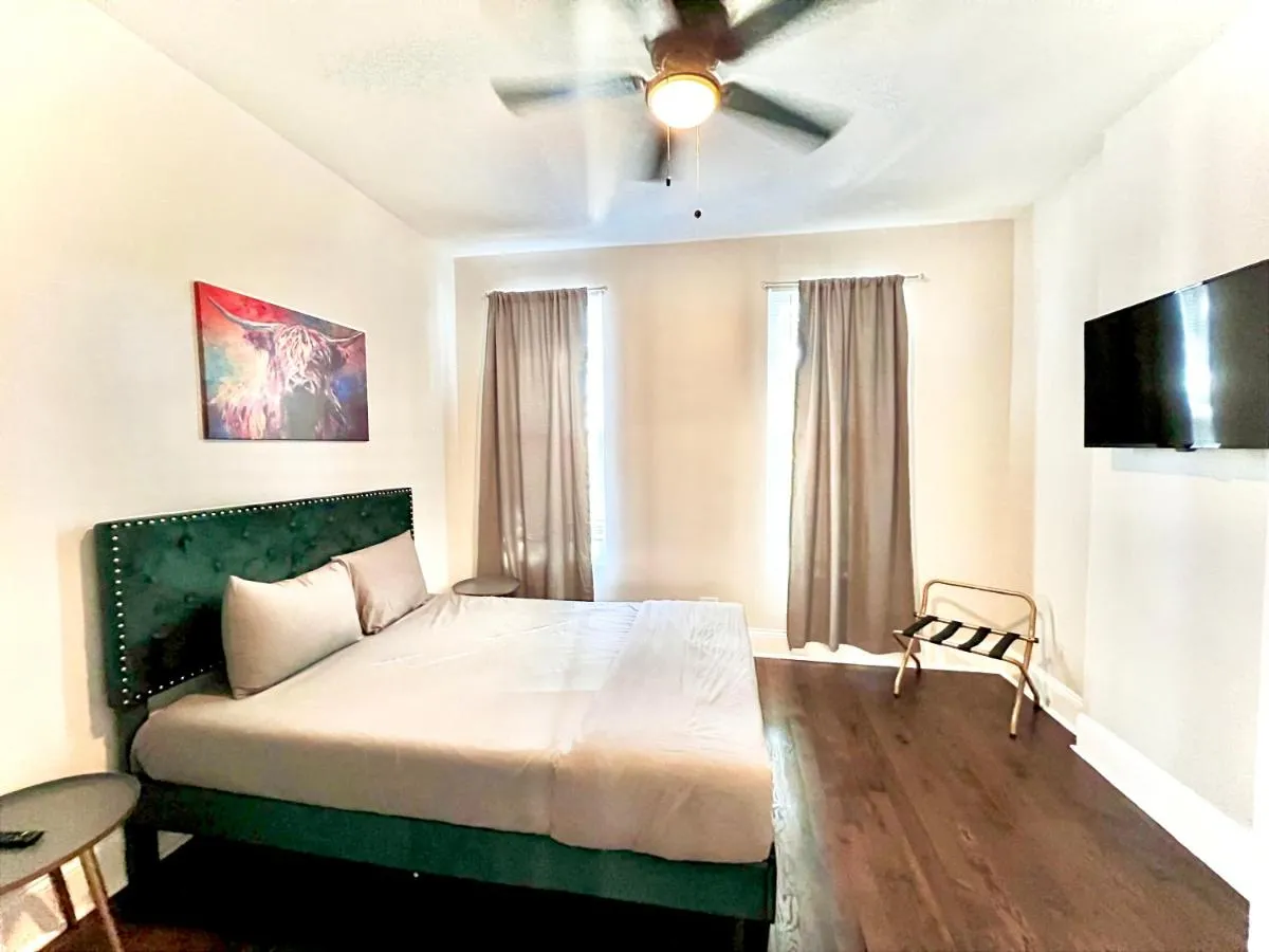 Image 6 of Luxury Chicago TH is a 10-minute drive to DWTN, perfect for city access RSV Now