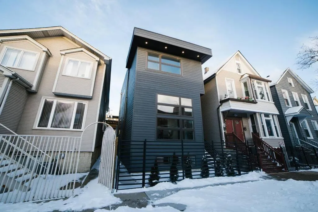 Image 1 of MAGNIFICENT NEW Home w/8 Beds & Free Parking