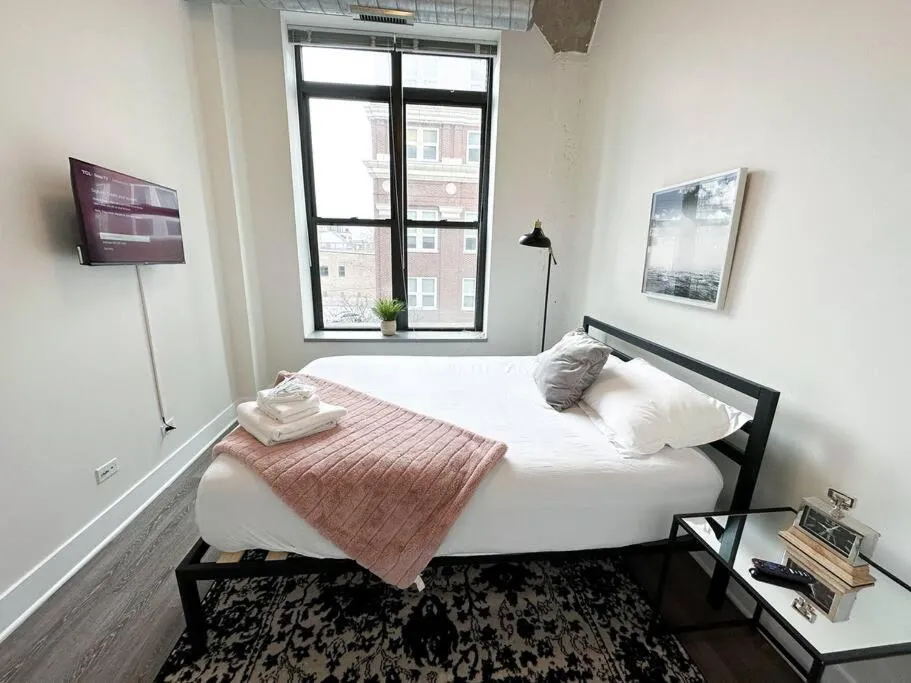 Image 2 of McCormick 2B/2Ba for up to 6 guests with Optional Parking & Gym