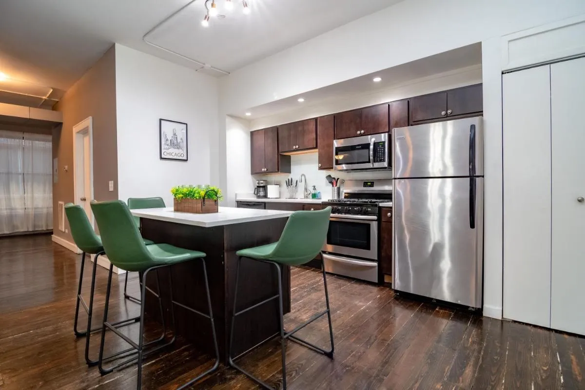 Image 2 of McCormick 3Br HUGE family unit with Optional Parking & Ping-pong table