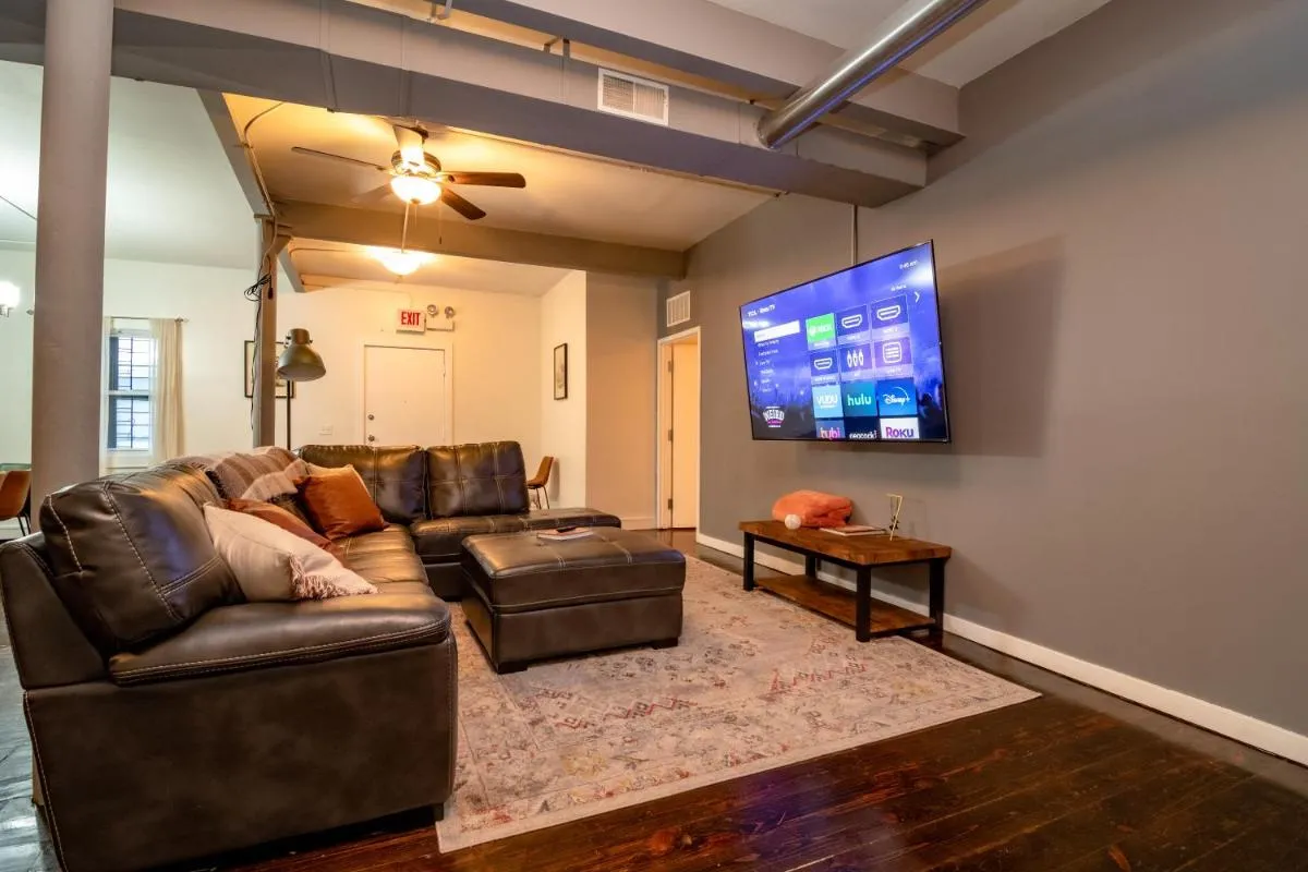Image 5 of McCormick 3Br HUGE family unit with Optional Parking & Ping-pong table