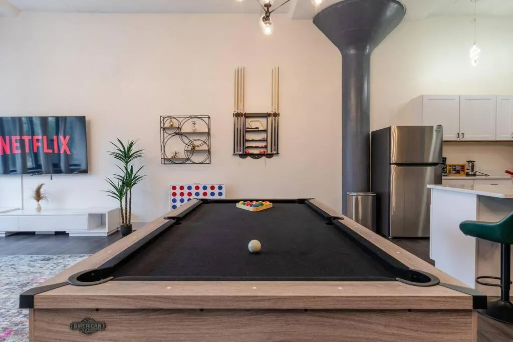Image 1 of McCormick 6Br-4Ba Luxury Suite that sleeps 12 guests with Jacuzzi & Pool table, Group stay and Optional parking