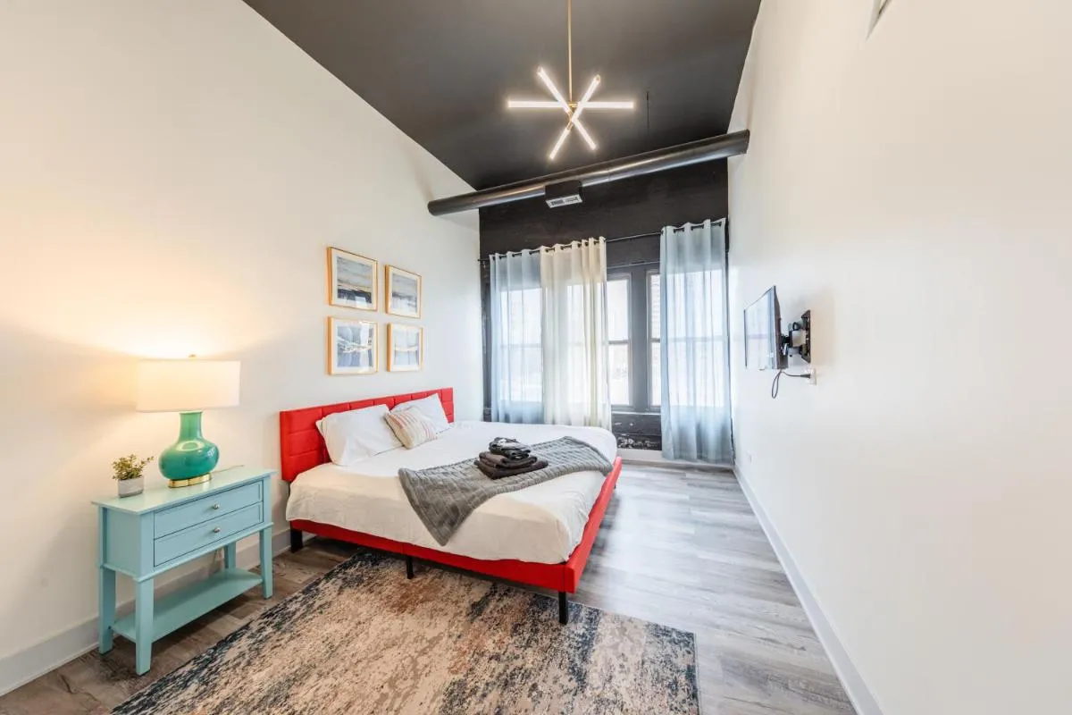 Image 3 of McCormick Place 5 KING Bedrooms with Pool table, Optional Parking