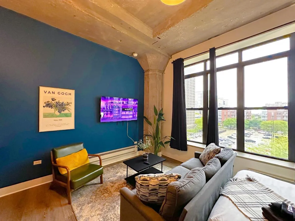 Image 1 of McCormick Place Studio that sleeps up to 4 guests with Optional Parking & Gym access