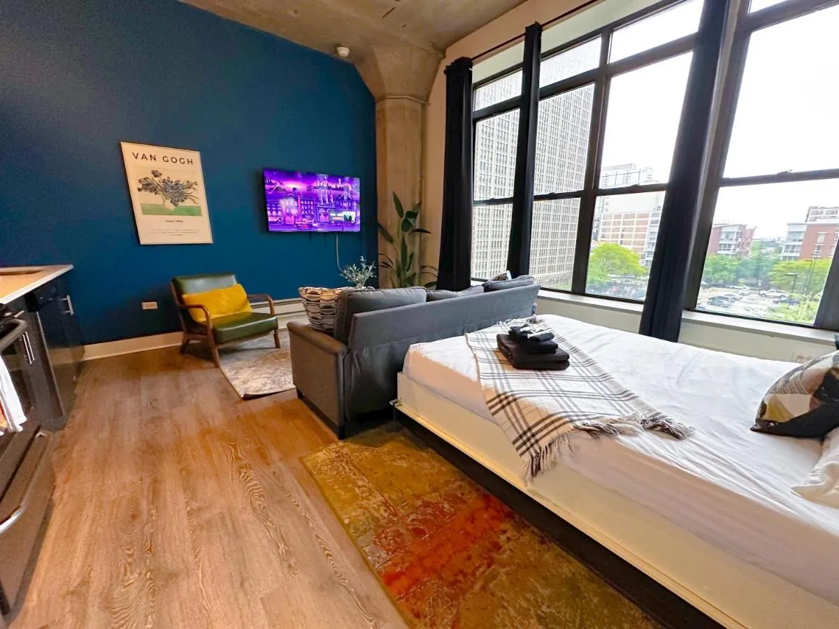 Image 3 of McCormick Place Studio that sleeps up to 4 guests with Optional Parking & Gym access