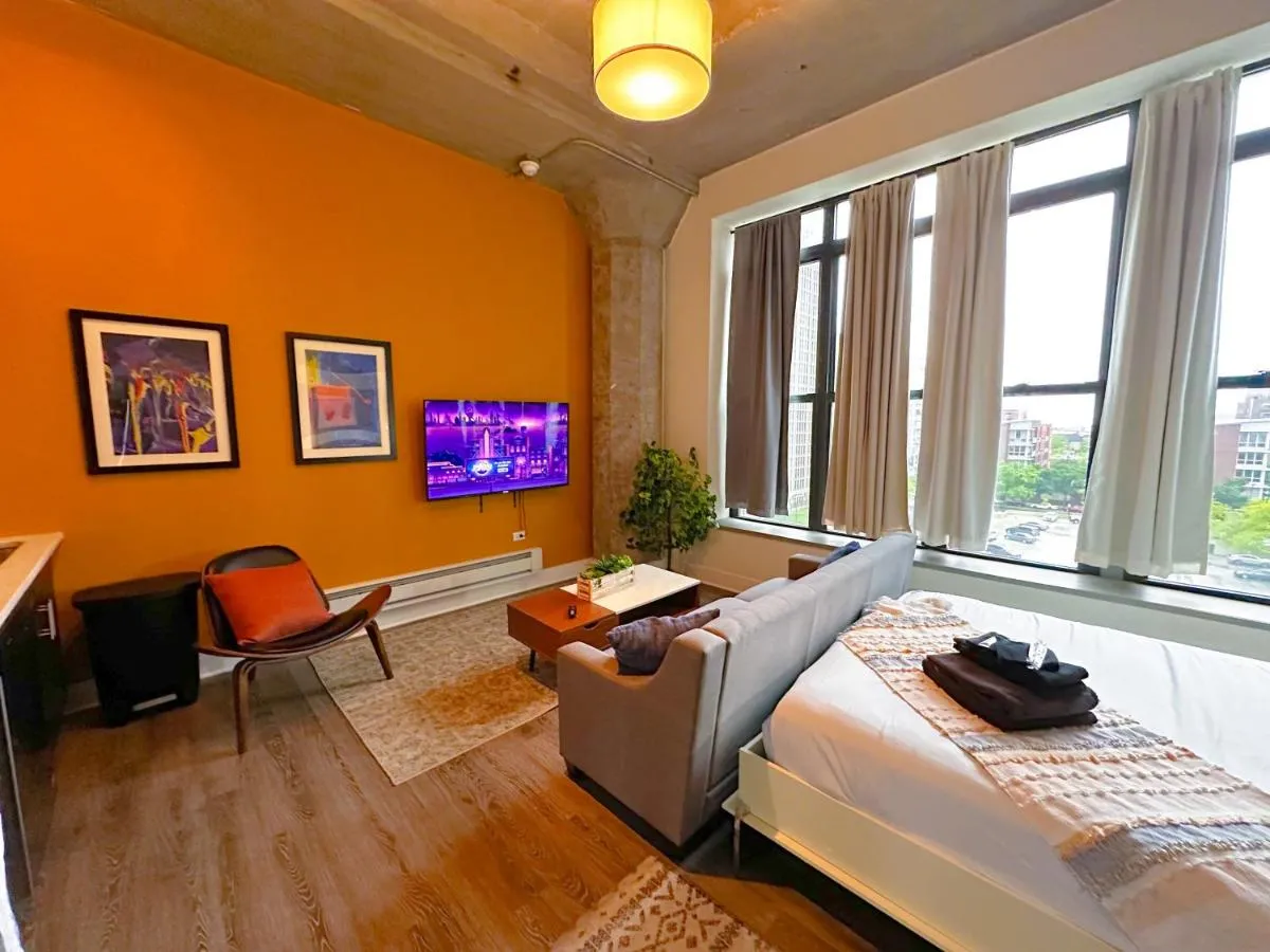 Image 2 of McCormick Place Studio that sleeps up to 4 with Optional Parking & Gym access