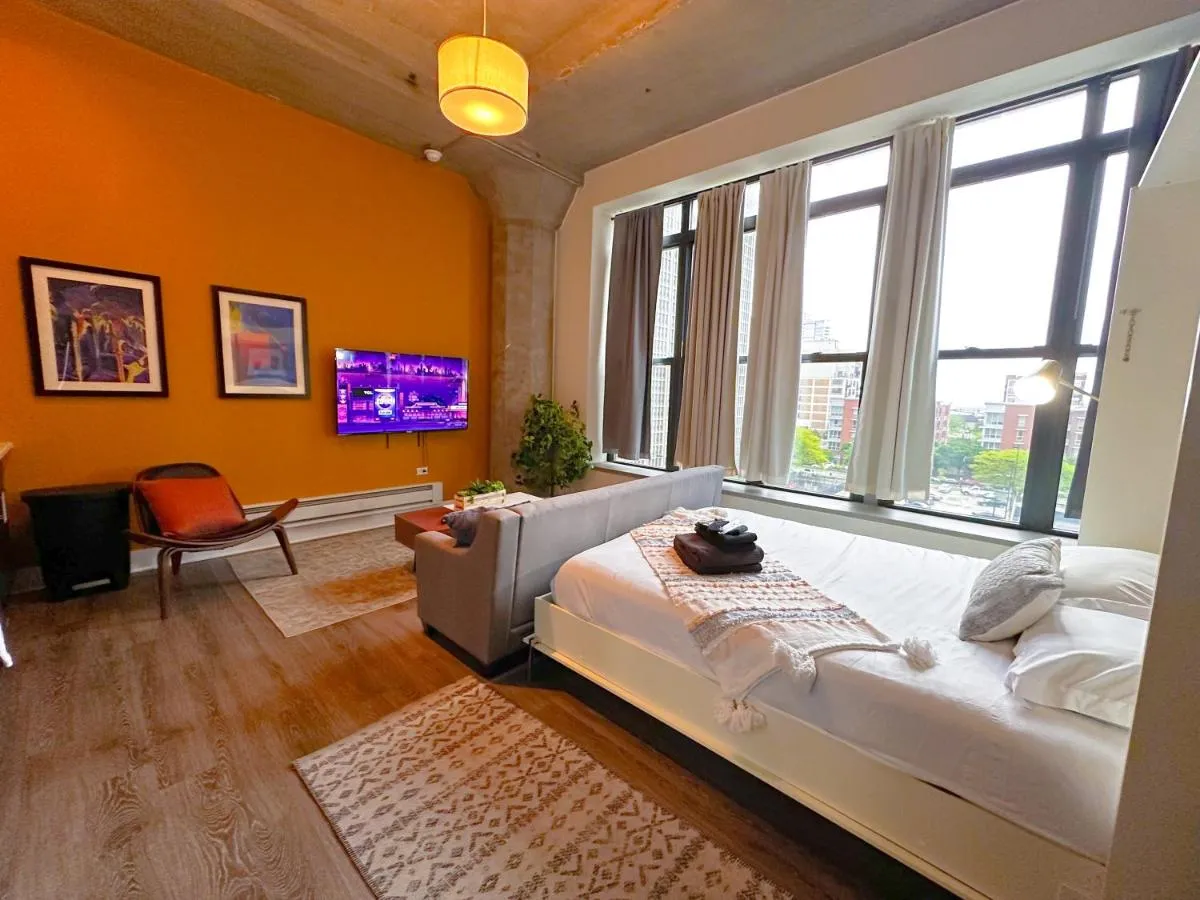 Image 6 of McCormick Place Studio that sleeps up to 4 with Optional Parking & Gym access