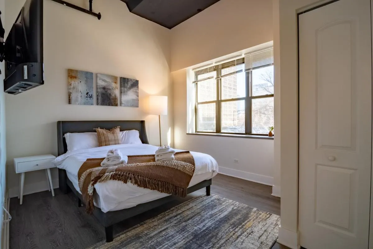 Image 2 of McCormick Place Stylish corner unit with optional parking for up to 6 guests