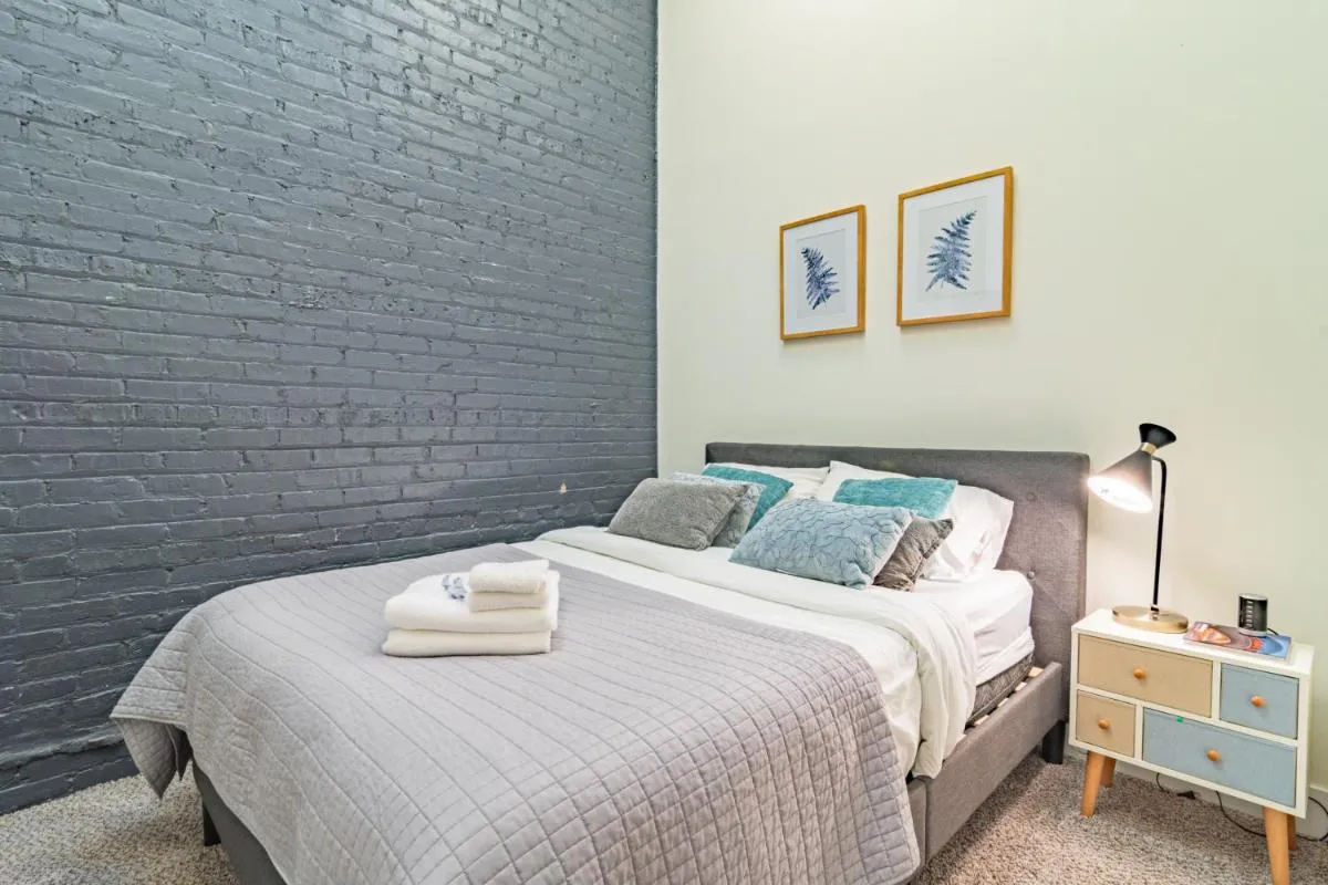 Image 3 of McCormick Place modern and cosy 420 friendly gem on Michigan avenue with optional parking for 6 guests