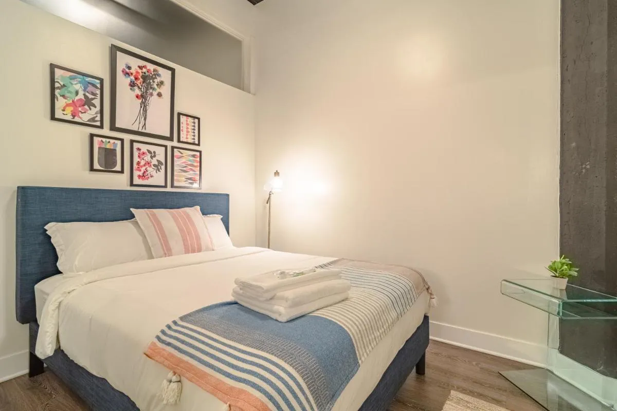 Image 3 of McCormick Place spacious 3br-2ba designer suite with optional parking for 8 guests