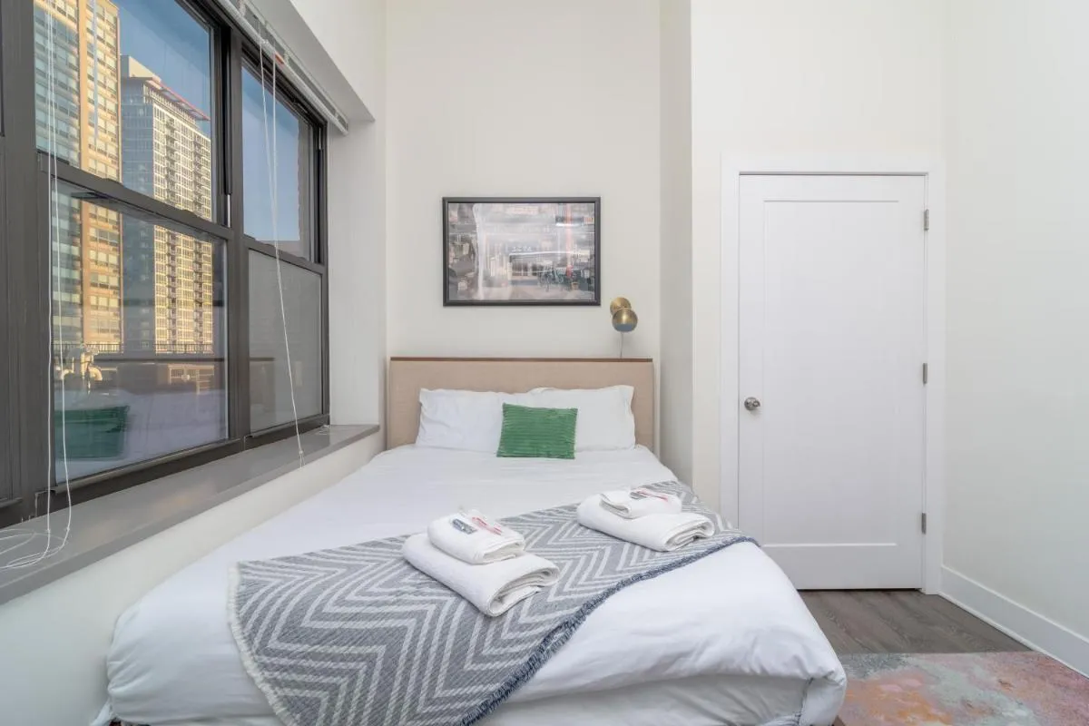 Image 3 of McCormick place luxury Penthouse Duplex with personal rooftop with optional parking for 8 guests