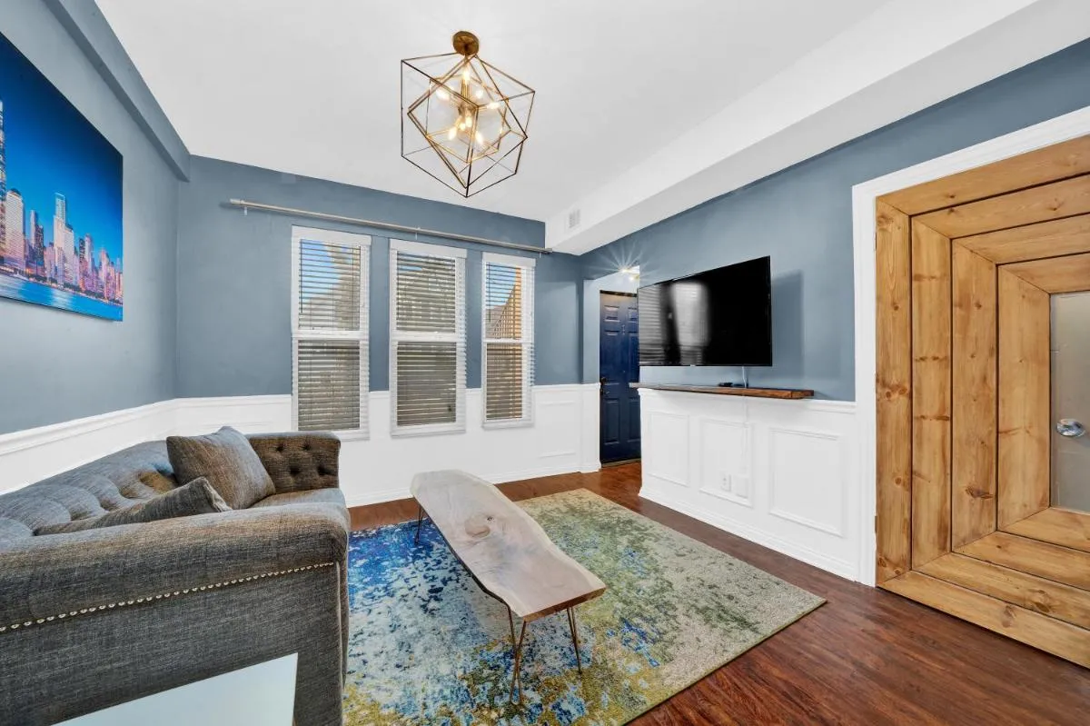 Image 2 of Modern 2 Bedroom in Avondale