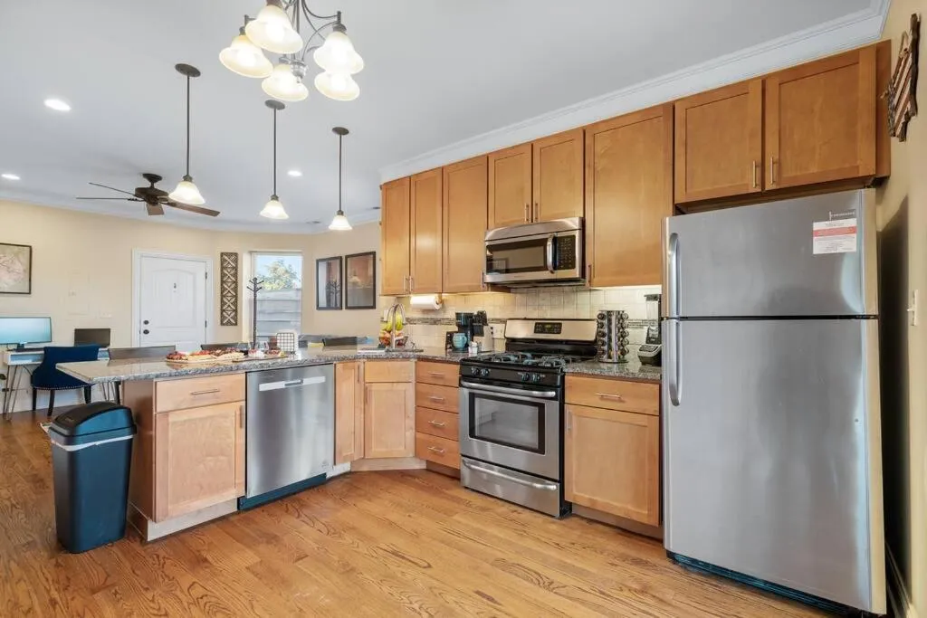 Image 4 of NEW! 1 Garage Spot Included! Near brown line! North Center/St. Ben’s Location!
