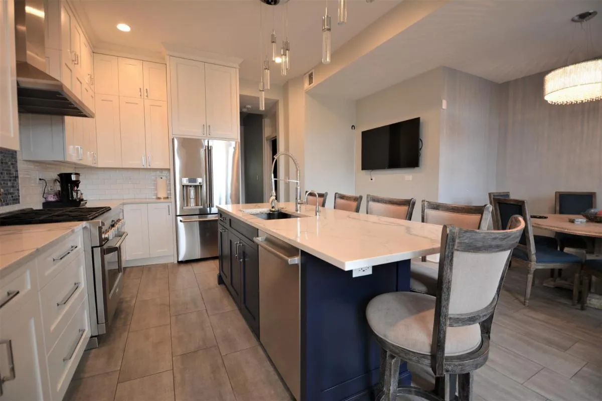 Image 2 of Penthouse Level, Stunning Wrigley Stay