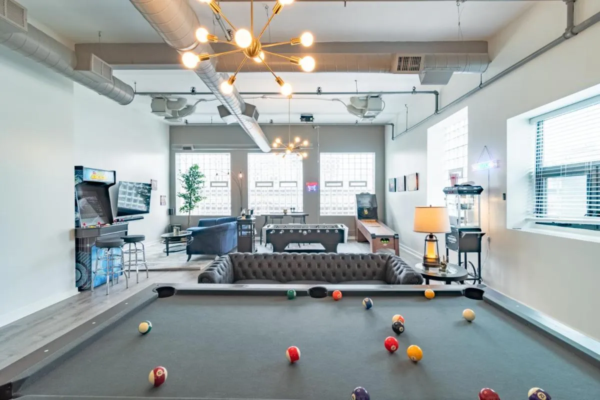 Image 3 of Penthouse of Joy with over 4000 games!
