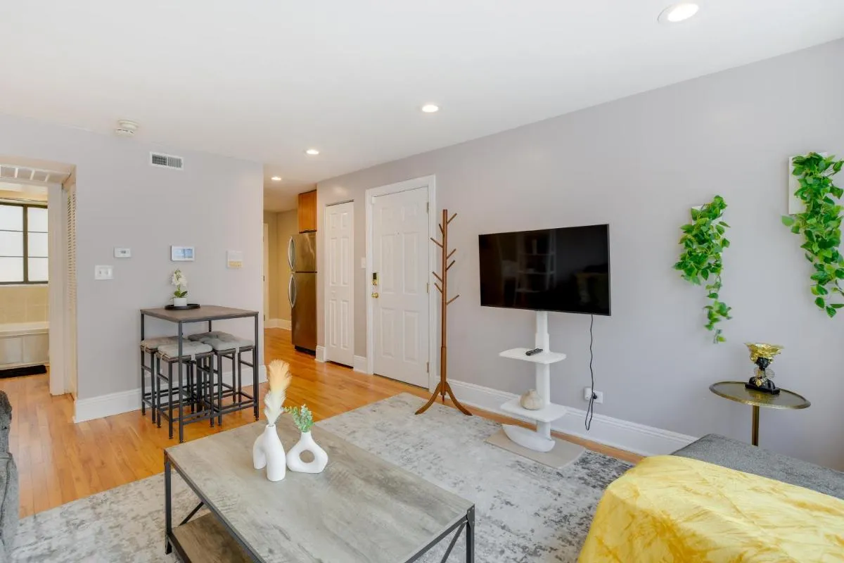 Image 1 of Pet-Friendly Urban Chicago Vacation Rental Condo