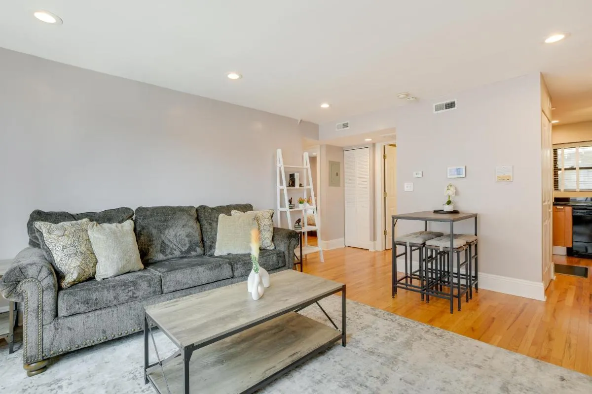 Image 4 of Pet-Friendly Urban Chicago Vacation Rental Condo