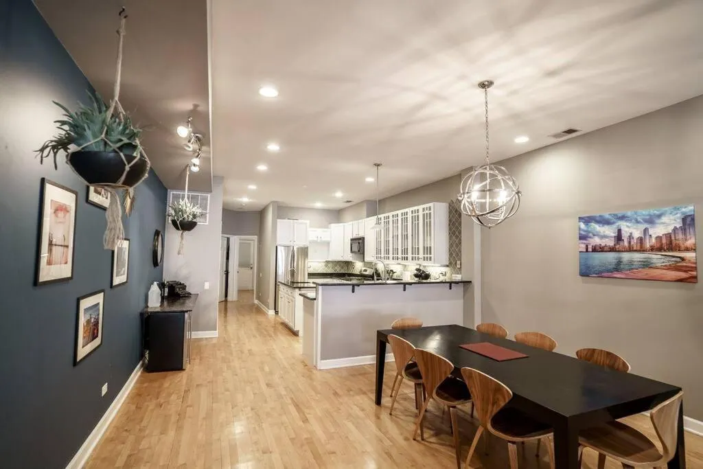 Image of River North 3BR/2BA: HUGE, Parking, Center Chicago
