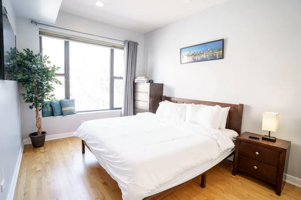 Image 1 of River North 3BR/2BA: HUGE, Parking, Center Chicago