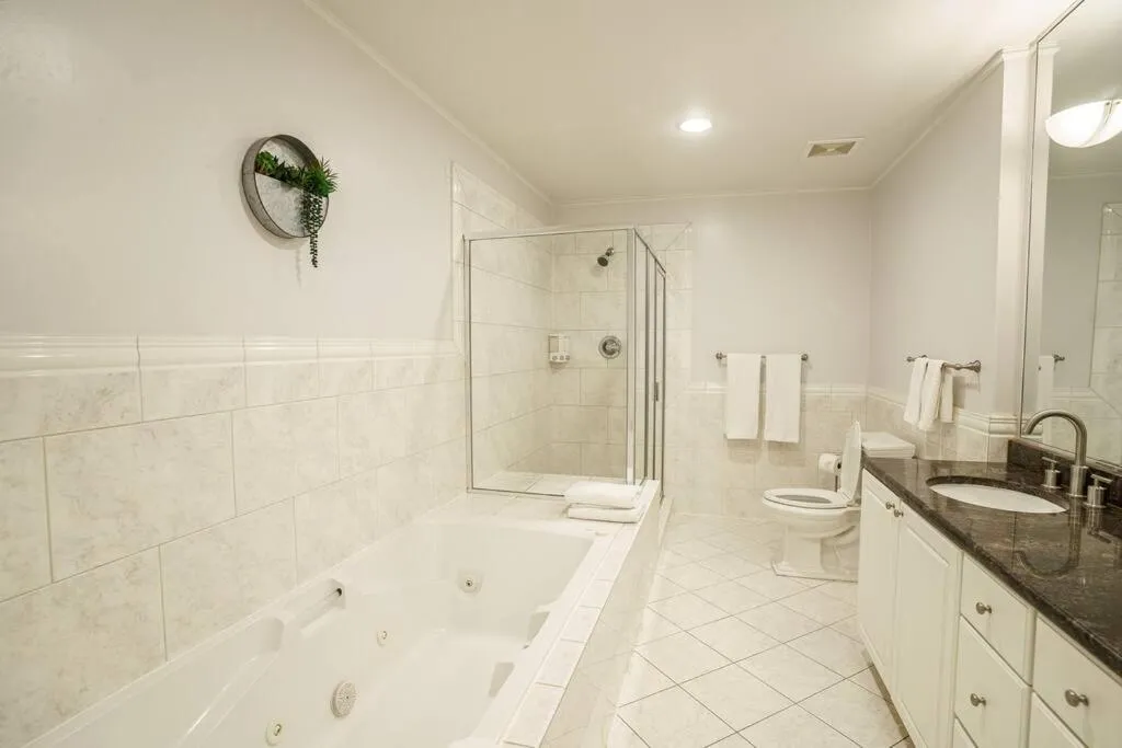 Image 2 of River North 3BR/2BA: HUGE, Parking, Center Chicago
