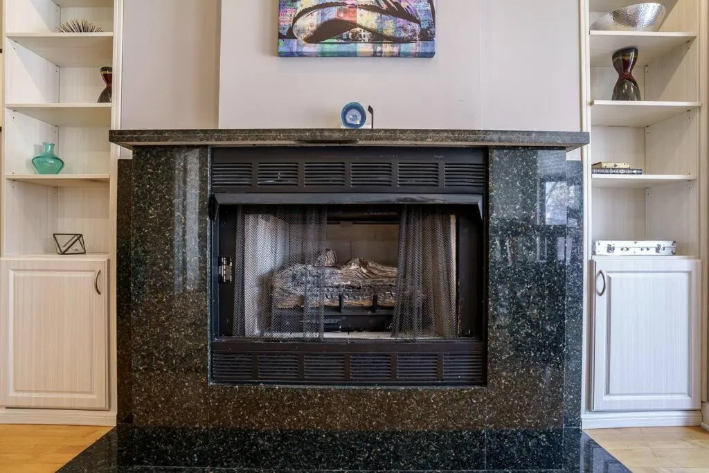 Image 3 of River North 3BR/2BA: HUGE, Parking, Center Chicago