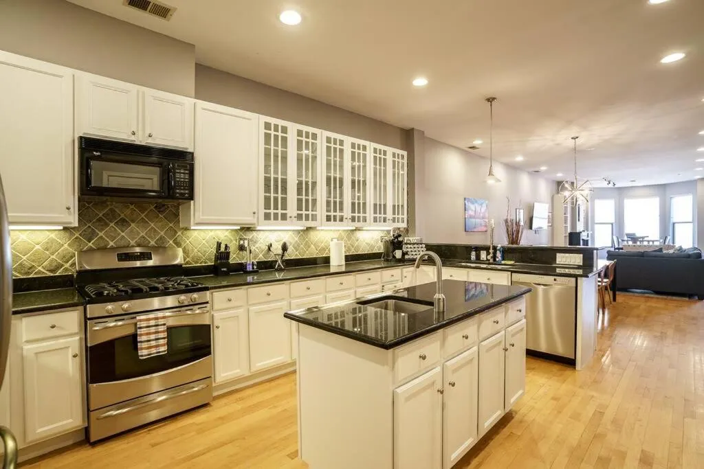 Image 5 of River North 3BR/2BA: HUGE, Parking, Center Chicago