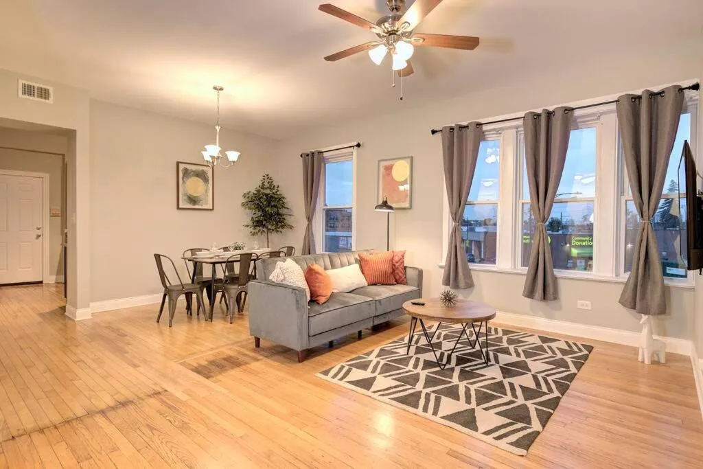 Image of Spacious 3Bedroom Family Oasis in Irving Park that sleeps 8 guests