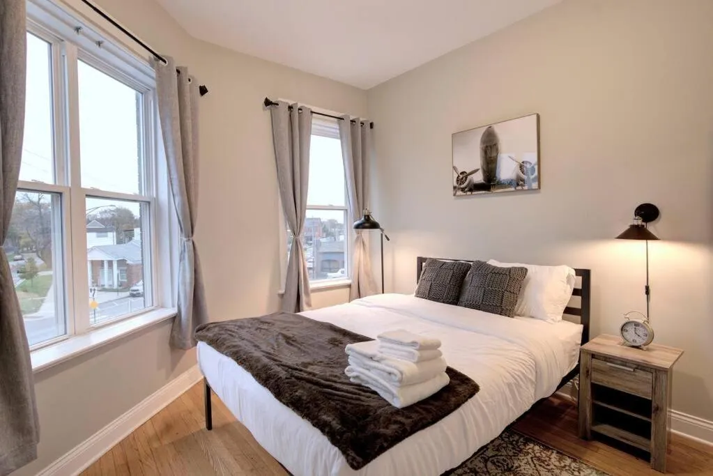 Image 3 of Spacious 3Bedroom Family Oasis in Irving Park that sleeps 8 guests
