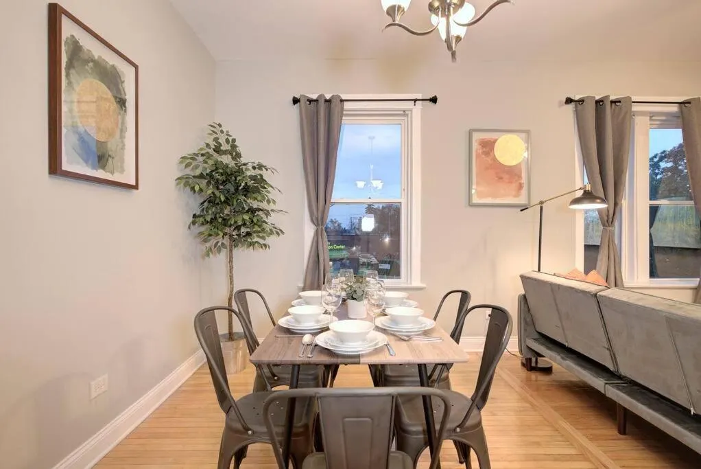Image 4 of Spacious 3Bedroom Family Oasis in Irving Park that sleeps 8 guests