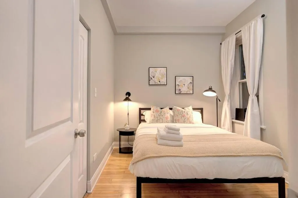 Image 2 of Spacious 3Bedroom Family Oasis in Irving Park that sleeps 8 guests