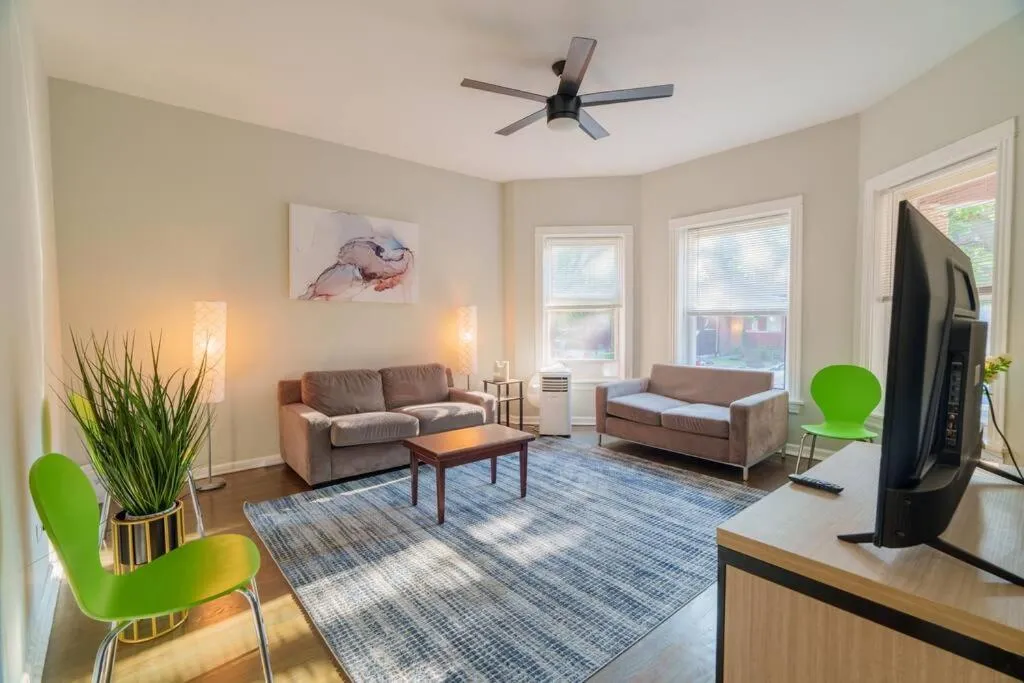 Image of Spacious 4BR Retreat in Vibrant Woodlawn Near UChi